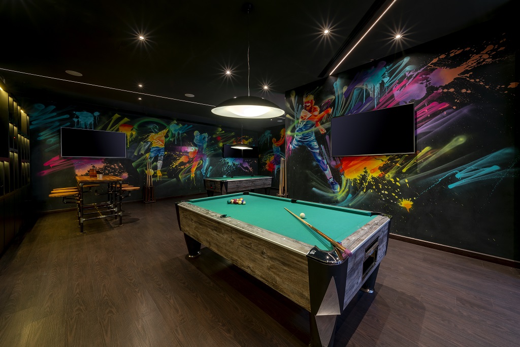 Focus Bar Pool and Interior